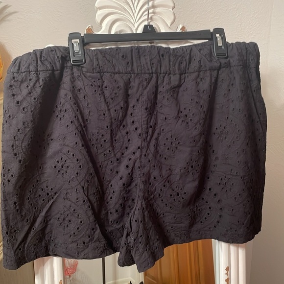✔️✔️✔️BOGOHO ✔️✔️✔️Black Eyelet Shorts - Picture 5 of 7